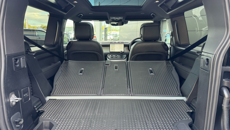 Land Rover Defender 3.0 D250 X-Dynamic HSE 90 3dr Auto Diesel Estate